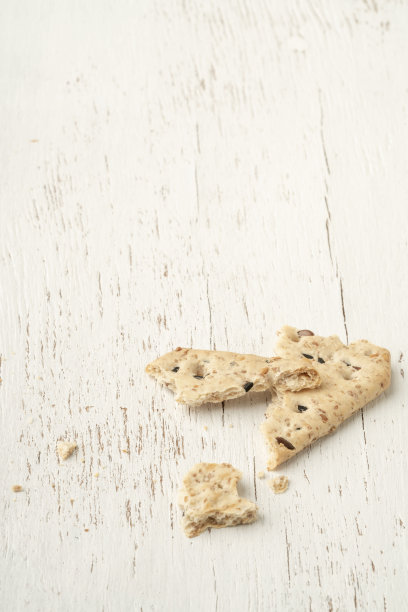 木桌上剩下的饼干屑图片下载