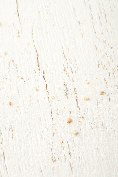 木桌上剩下的饼干屑图片下载