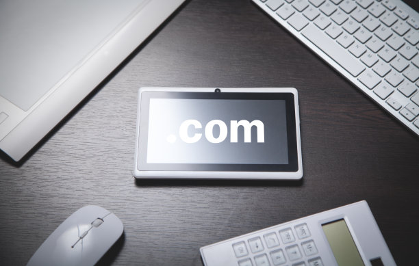 在平板电脑屏幕上的商务台。com域名图片下载