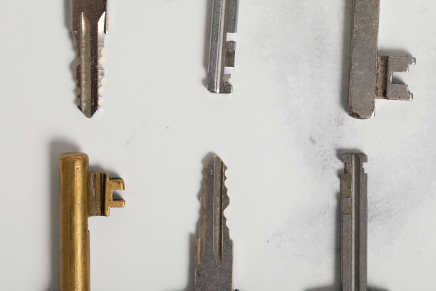 一对孤立在白色背景上的键图片下载