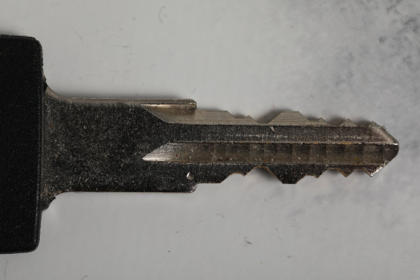 一对孤立在白色背景上的键图片下载