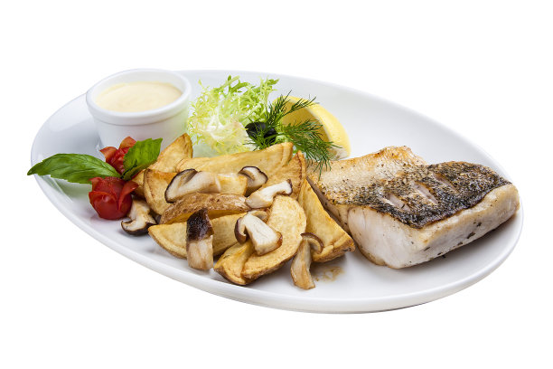 鲈鱼配蘑菇和土豆。放在白色的盘子里图片下载