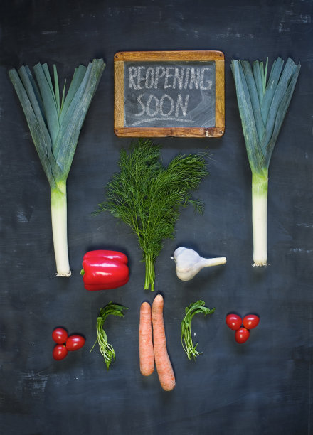 餐厅黑板上宣布日冕封锁后重新开放，烹饪，食品业务关闭。食品配料和信息即将重新开放图片下载
