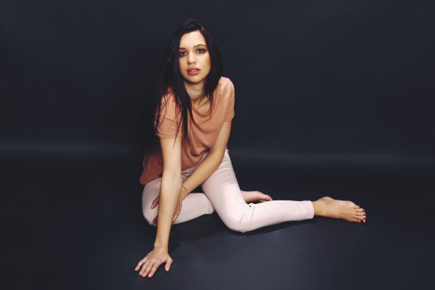 美丽，时尚的黑发女模特摆姿势在工作室孤立的背景。图片下载