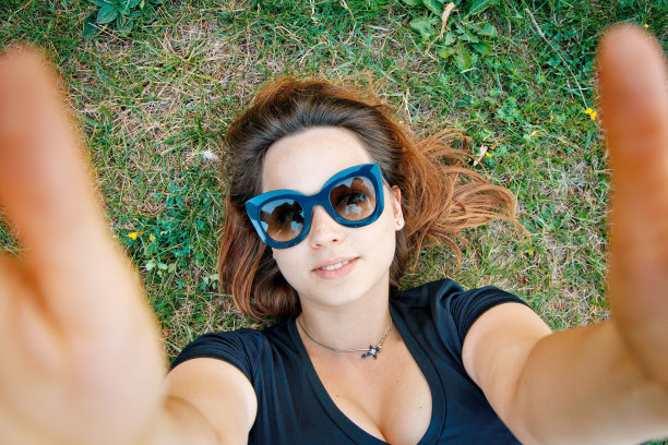 女学生躺在草地上图片下载