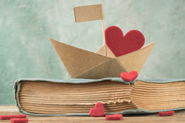 纸船上的旧书桌上有一颗心图片下载