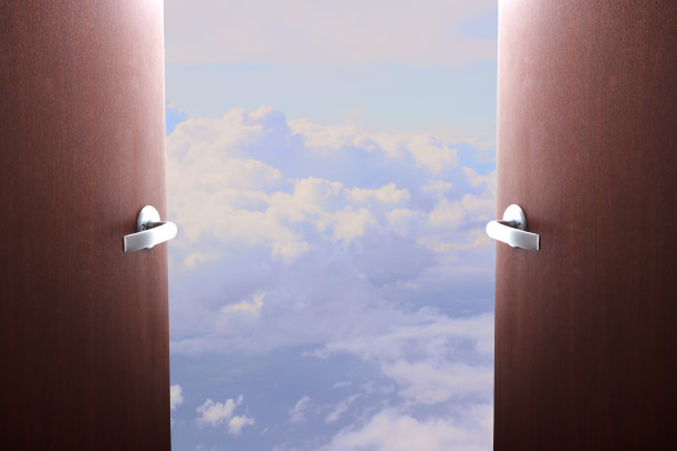 结束covid-19隔离。旅行的开始，边境的开放。门打开了，蓝色的天空中飘浮着白云图片下载