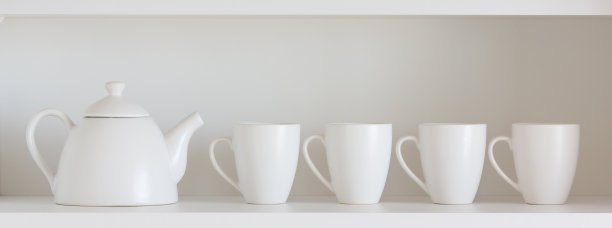 茶壶和杯子在架子上图片下载