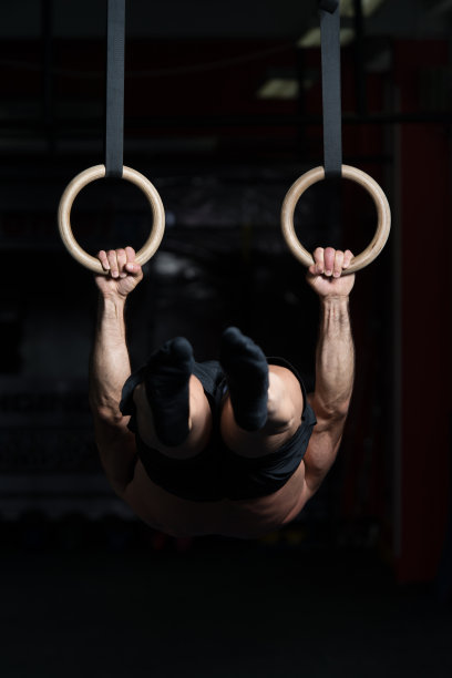 肌肉男拿着两个戒指图片下载