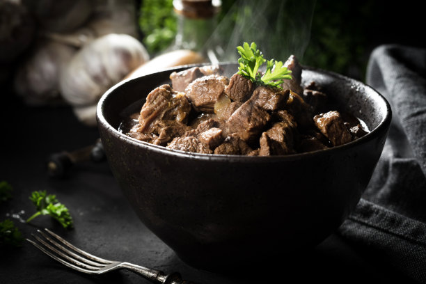 用碗炖牛肉。图片下载