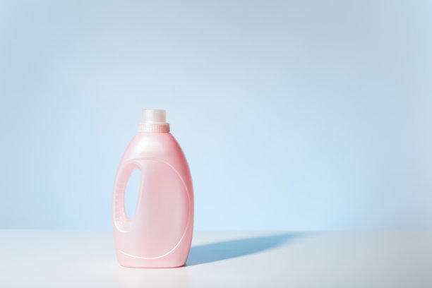 粉红色的洗涤剂瓶子在淡蓝色的背景下显得很突现。图片下载