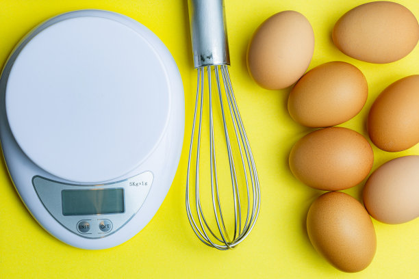 鸡蛋，棕色的鸡蛋，破鸡蛋在纸箱黄色背景。俯视图天然鸡蛋纸箱产品概念，图片下载