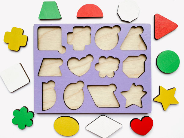 正在开发的玩具是一个由孤立在白色背景上的几何图形组成的插入件。儿童发展，玩具。图片下载