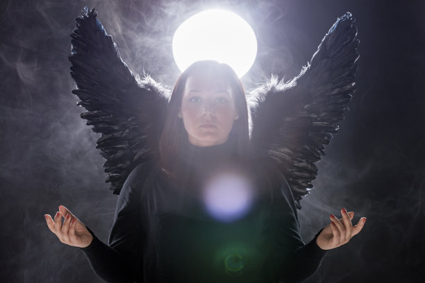 黑翼女天使图片下载