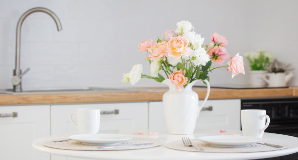 餐桌上放着一束玫瑰花图片下载