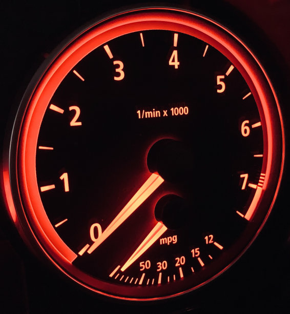 红色的转速表图片下载