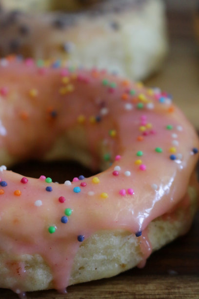 近景自制方旦糖冰镇环状甜甜圈与点缀在木制砧板图片下载