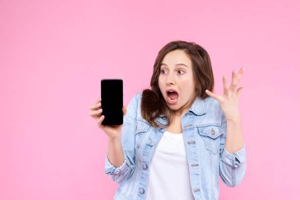 年轻的成年女性被隔离在粉红色的背景上图片下载