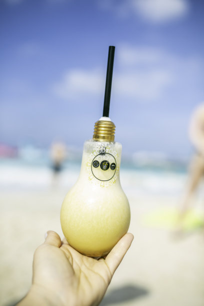 迪拜海滩上的新鲜果汁照片图片下载