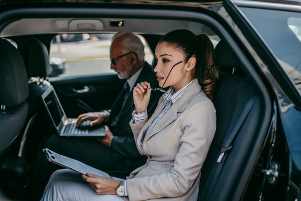 男商人和女商人在车里图片下载