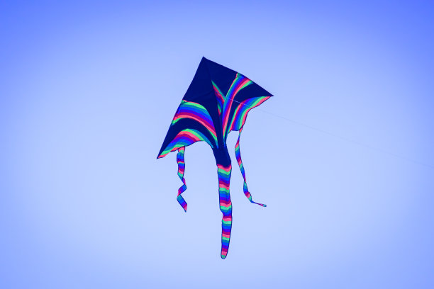 五颜六色的风筝在天空中图片下载