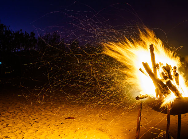 夏天海滩篝火图片下载