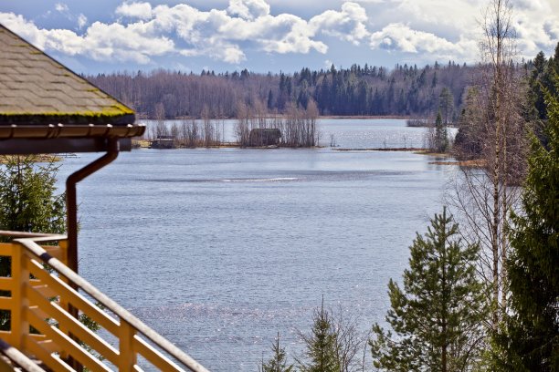 现代木制山顶别墅，湖的全景。图片下载