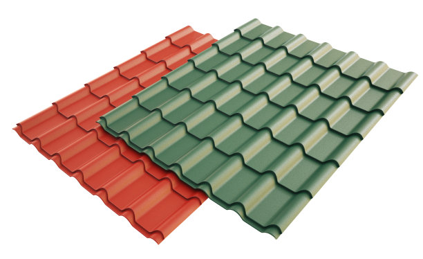 新的红色和绿色金属瓦屋顶，孤立在白色背景。图片下载