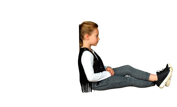 一个迷人的金发女孩坐在侧面倚在一个白色背景的框架上的模板，普遍的边界隔离在白色背景上。图片下载