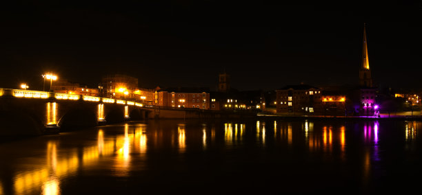 夜景照片的滨水区和伍斯特桥上的塞弗恩河图片下载