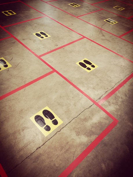 有社交距离警告的楼层图片下载