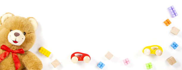 婴儿儿童玩具横幅背景。泰迪熊，木制汽车，彩色砖块，白色背景的积木。俯视图图片下载