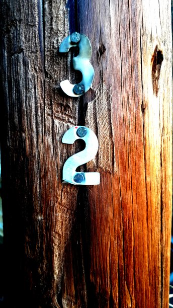 挂在木头上的文字特写镜头图片下载