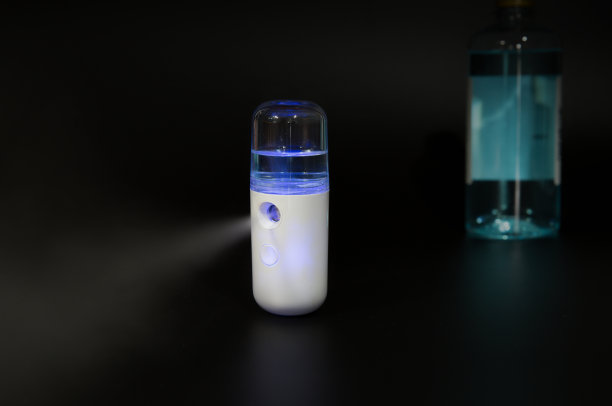 全新的正常生活方式，酒精纳米雾喷雾器用一瓶酒精消毒清洗。图片下载