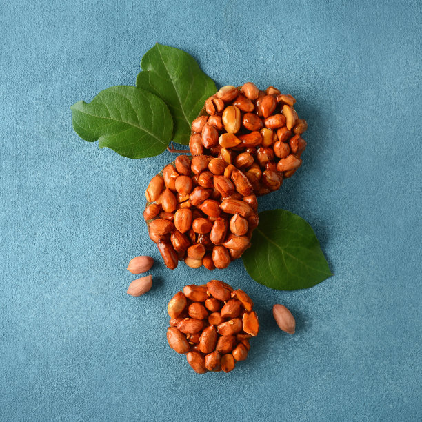 用花生和蜂蜜在蓝色的背景上做成的美味的东方糖果。图片下载