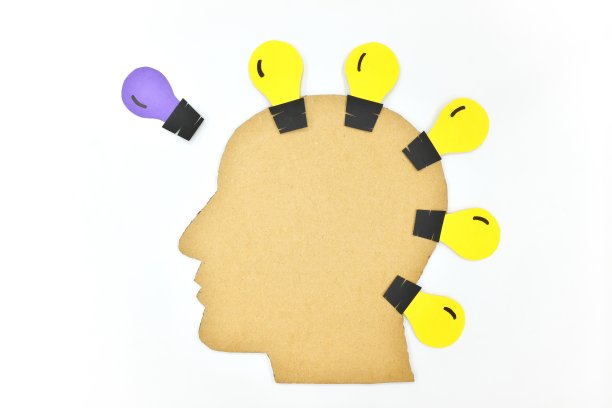 独特、新颖的经营理念。人的头部轮廓剪影与不同颜色的灯泡。图片下载