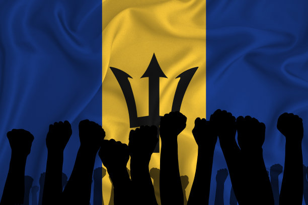 在巴巴多斯国旗的背景上，举起的手臂和紧握的拳头的剪影。权力的概念，冲突。为你的文本。三维渲染图片下载