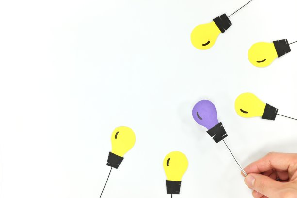 独特、新颖的经营理念。手动选择不同颜色的灯泡。图片下载