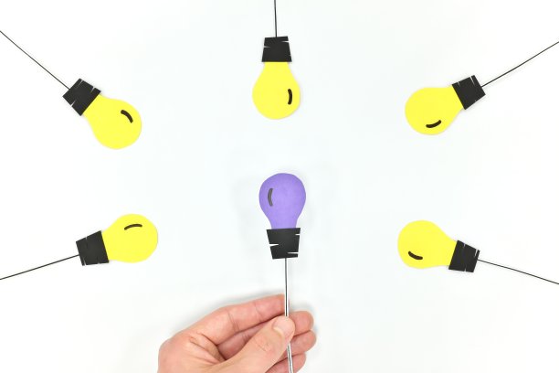 独特、新颖的经营理念。手动选择不同颜色的灯泡。图片下载