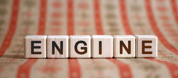 引擎-文本概念上的木制立方体上条纹明亮的背景图片下载