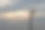 天空背景上的现代监控摄像机。图片下载