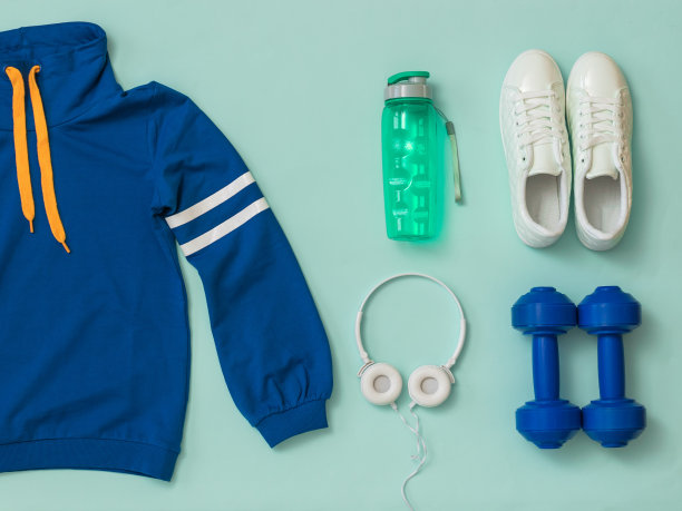 一套健身配件在浅蓝色的背景。图片下载