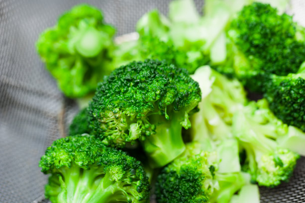 新鲜的西兰花在滤锅里的照片。食物的静物摄影。图片下载