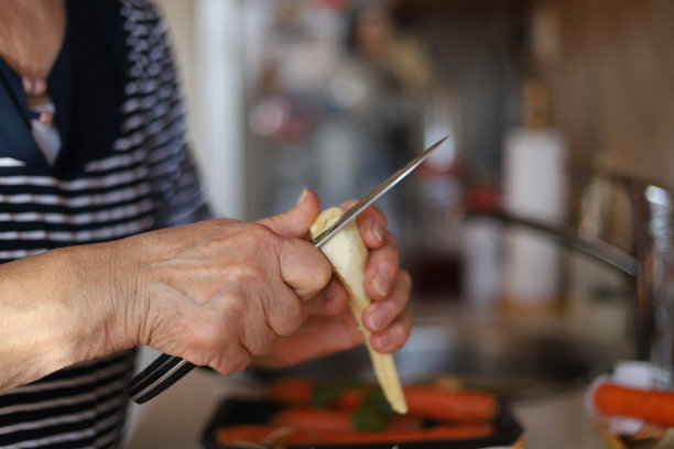 剥欧芹根的女人图片下载