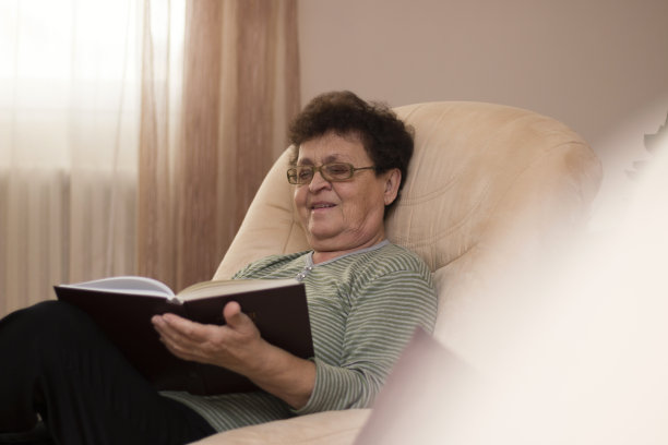 老太太坐在家里看书图片下载