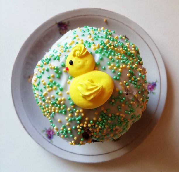 香甜的复活节黄鸡蛋糕。图片下载