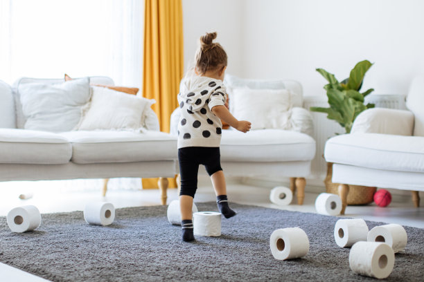 小女孩在玩厕纸卷图片下载