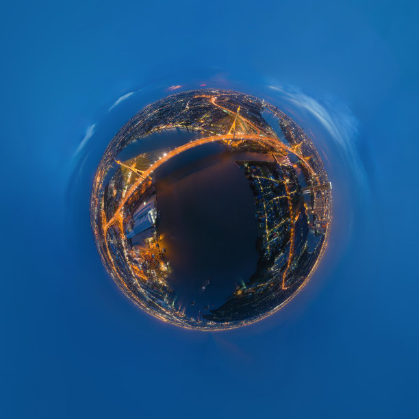 小星球360度球体。普密蓬桥和湄南河在悬索式建筑概念结构中的全景鸟瞰图，城市，曼谷。晚上在泰国市中心图片下载