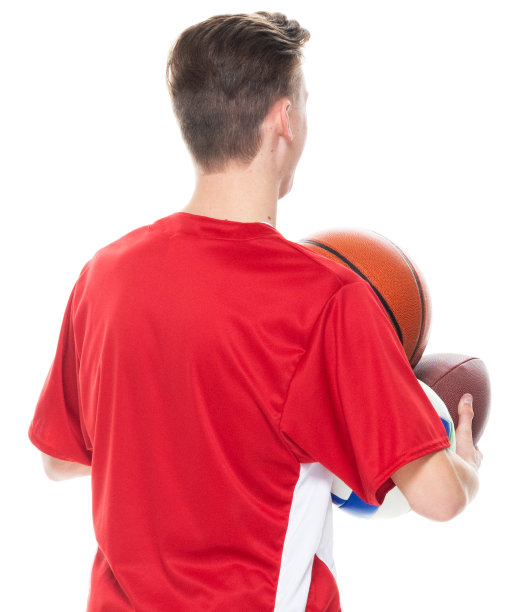 白人年轻男子足球运动员站在白色背景前，戴着棒球手套，拿着水球和踢足球运动和使用运动球图片下载