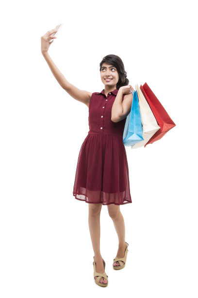 漂亮的印度年轻女子与购物袋库存照片图片下载